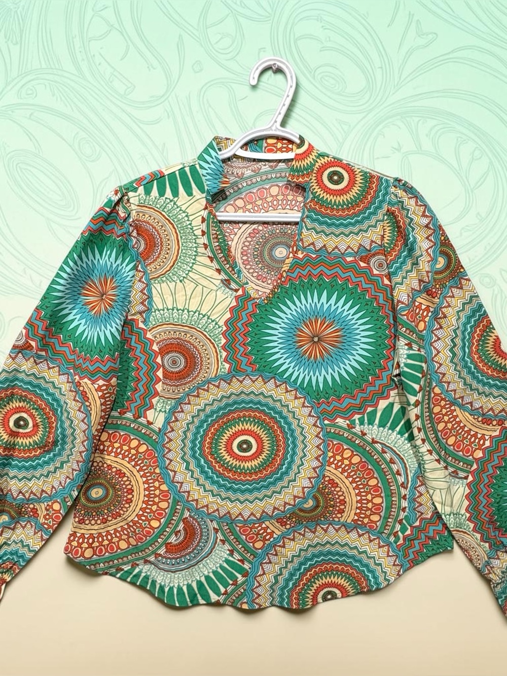 GORGEOUS Vibrant Green Medallion Print Blouse with V-Neck. Womens Large
